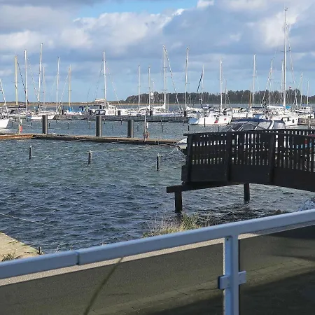 アパート 4 Person In